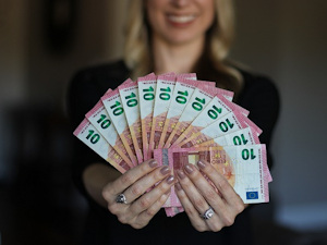 Glückliche Frau mit Geld in den Händen